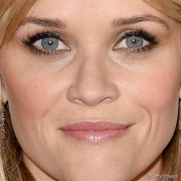 Reese Witherspoon realçou os olhos com traçado simples de delineador, mas destacou também as maçãs do rosto com blush pêssego bem marcado